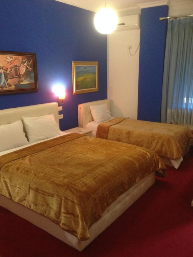 Hotel Bujtina Bicolli Korce Buitenkant foto