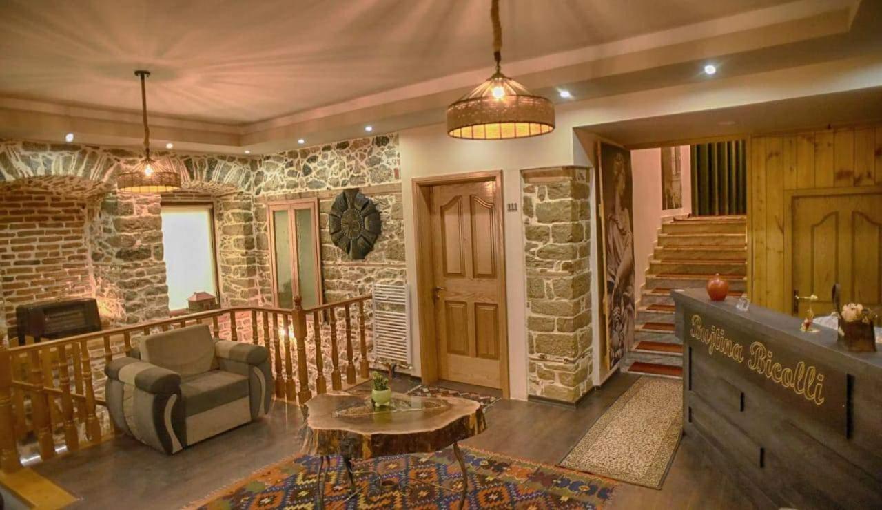 Hotel Bujtina Bicolli Korce Buitenkant foto
