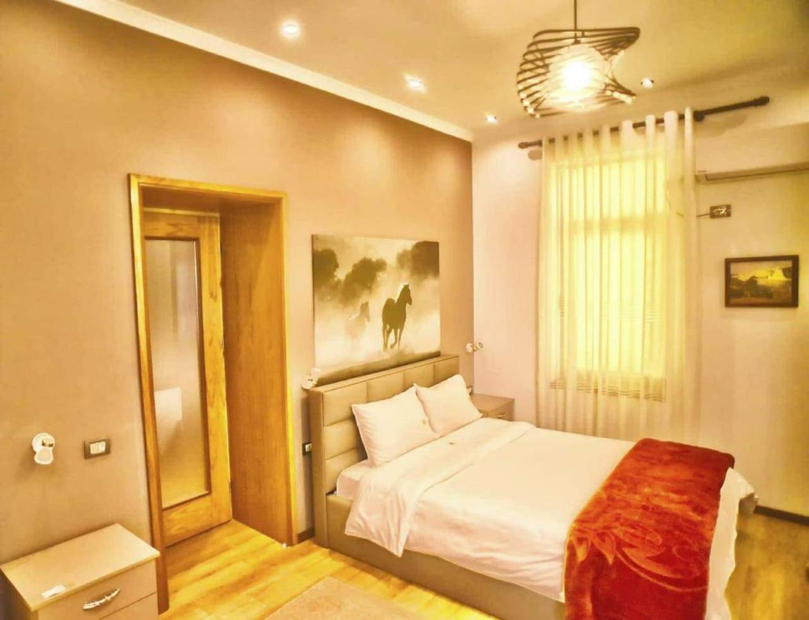 Hotel Bujtina Bicolli Korce Buitenkant foto