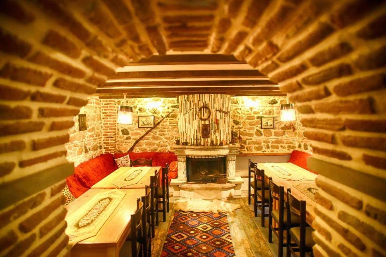 Hotel Bujtina Bicolli Korce Buitenkant foto