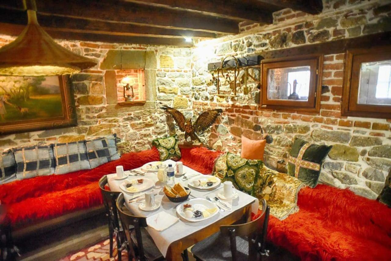 Hotel Bujtina Bicolli Korce Buitenkant foto