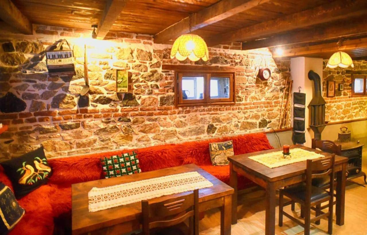 Hotel Bujtina Bicolli Korce Buitenkant foto