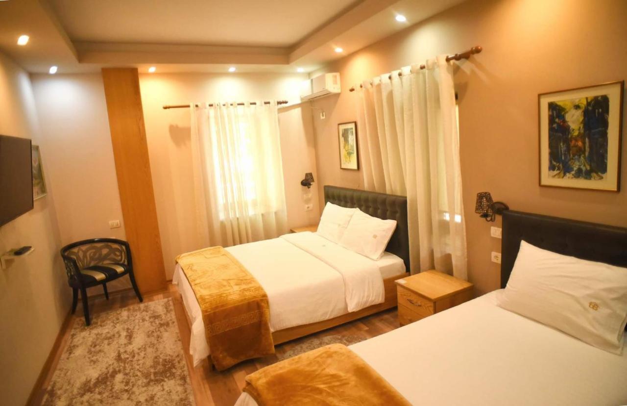 Hotel Bujtina Bicolli Korce Buitenkant foto