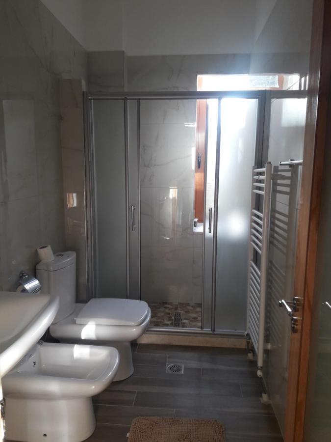 Hotel Bujtina Bicolli Korce Buitenkant foto